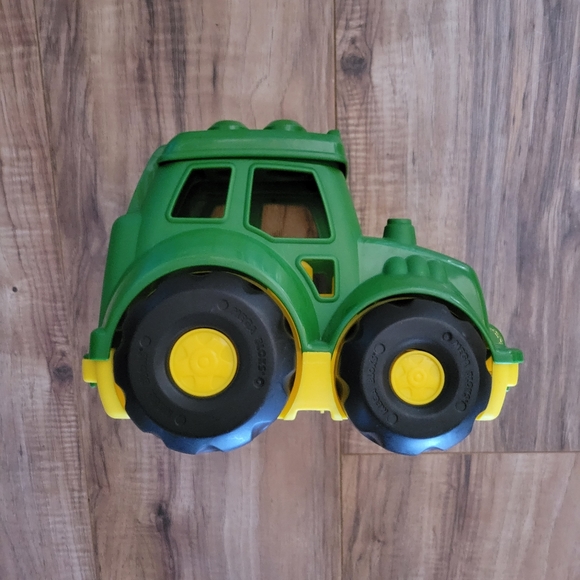 MEGA BLOKS John Deer Tractor - Picture 1 of 5